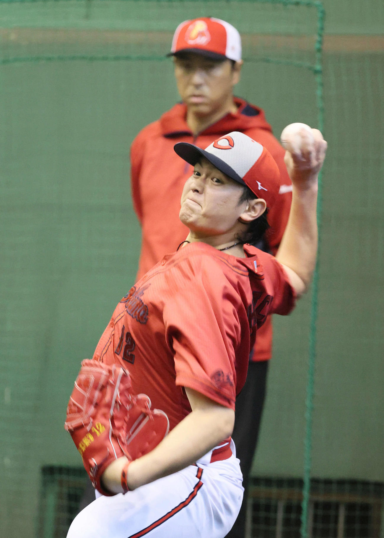 ブルペンで投げる広島大道。右後ろは黒田球団アドバイザー（撮影・加藤孝規）