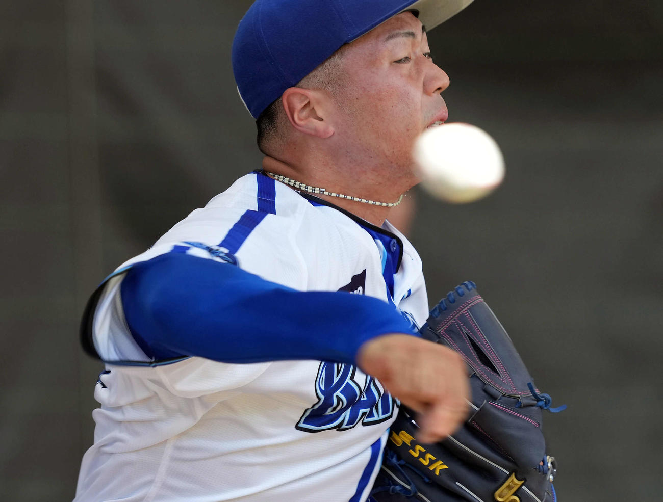 ブルペンで投球練習を行ったDeNAドラフト2位の松本凌（撮影・たえ見朱実）