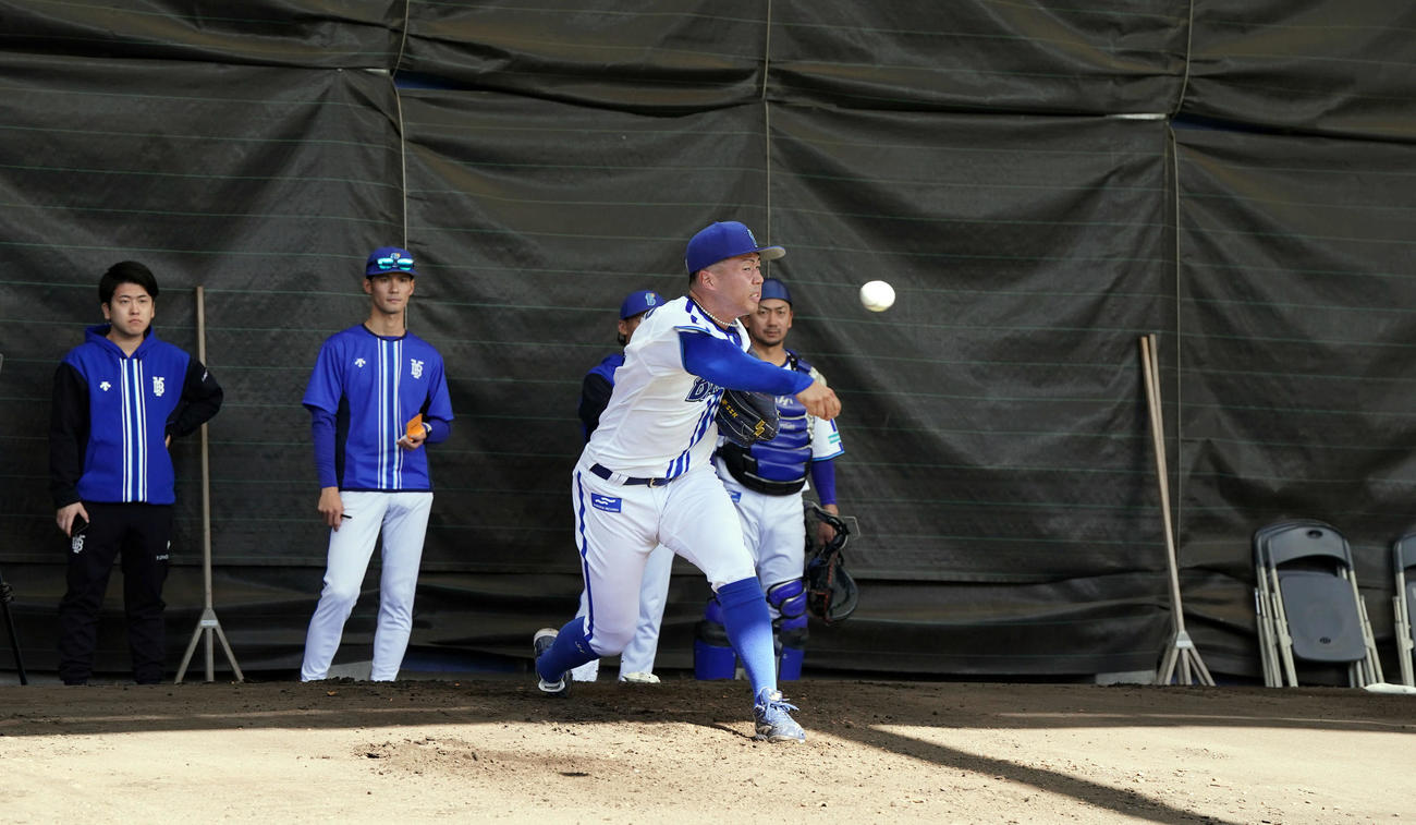 ブルペンで投球練習を行ったDeNAドラフト2位の松本凌（撮影・たえ見朱実）