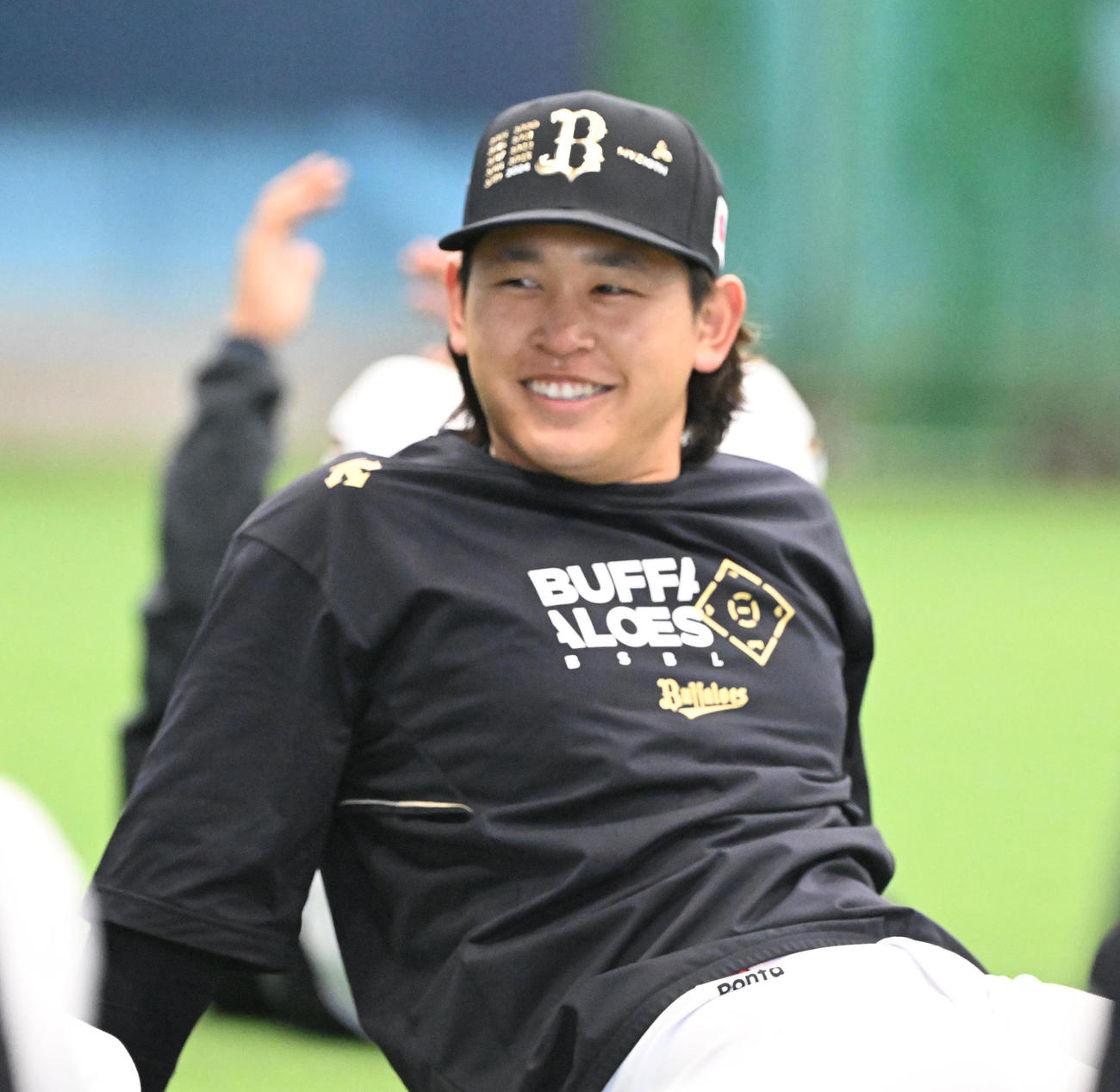 ウオームアップで笑顔を見せるオリックス宮城（撮影・和賀正仁）