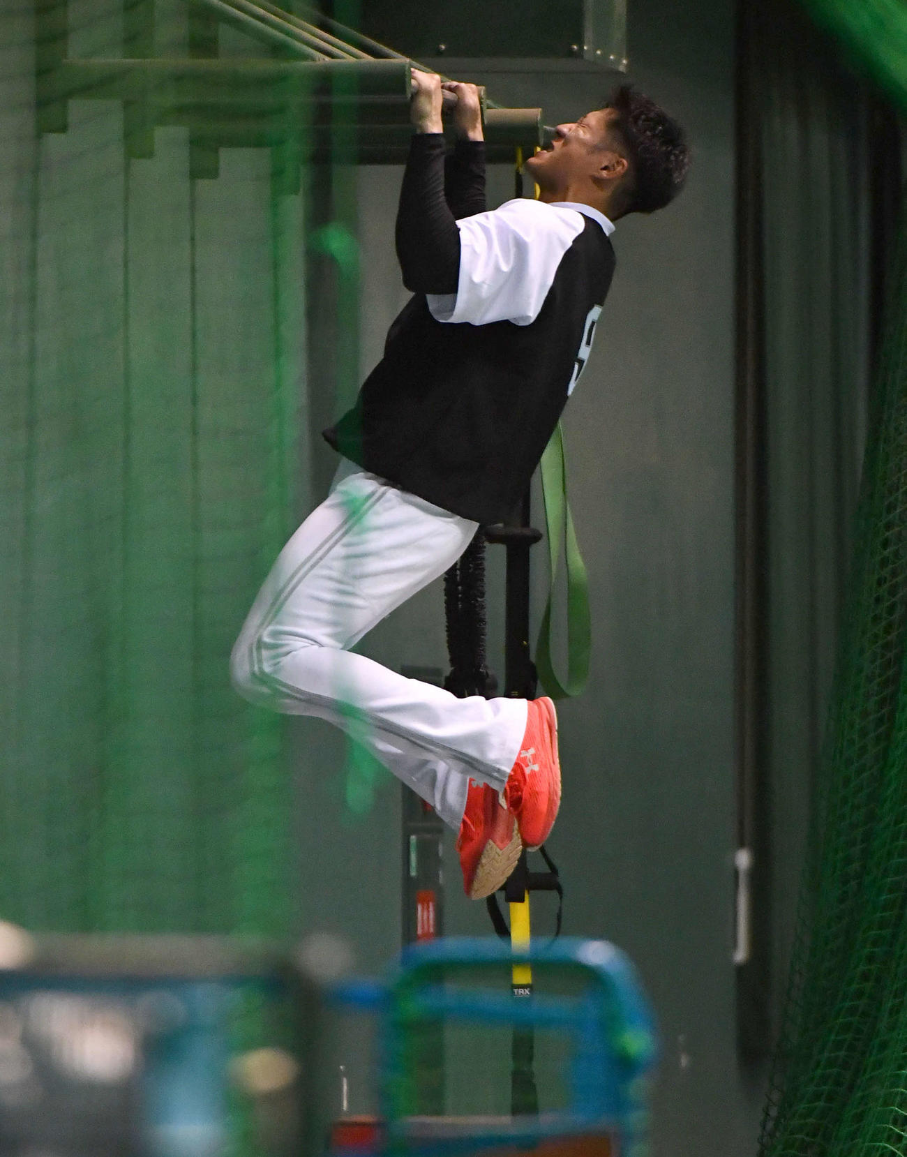 懸垂を行うソフトバンク柳田（撮影・岩下翔太）
