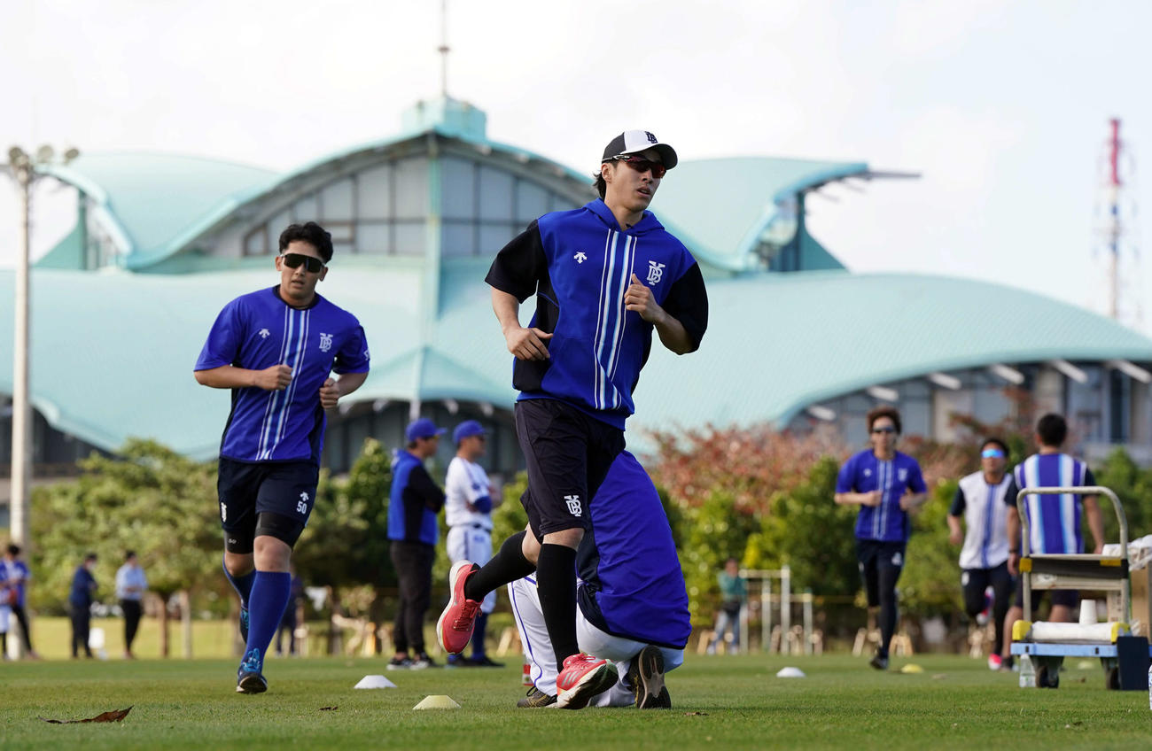5分間走で力走を見せたDeNAドラフト1位の度会。後方は山本（撮影・たえ見朱実）