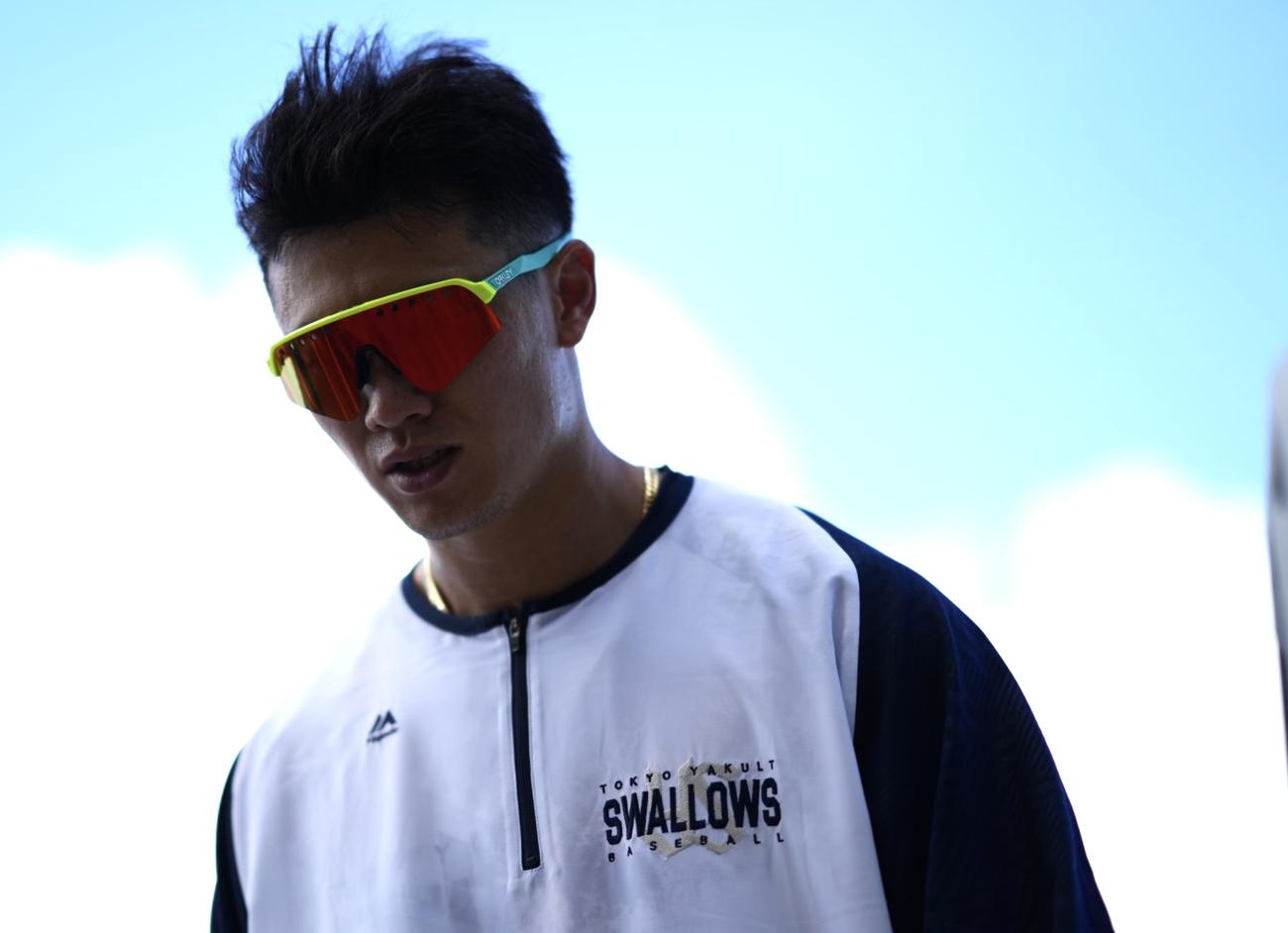 ダッシュを終え引き上げるヤクルト西川（撮影・横山健太）