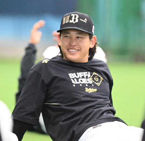 ウオームアップで笑顔を見せるオリックス宮城(撮影・和賀正仁)