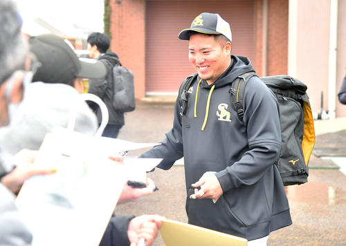 笑顔でサイン会を行うソフトバンク山川(撮影・岩下翔太)