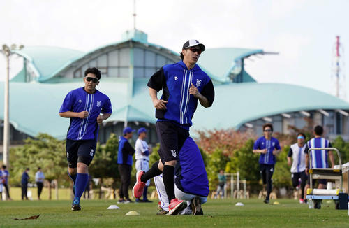 5分間走で力走を見せたDeNAドラフト1位の度会。後方は山本(撮影・たえ見朱実)