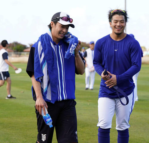 5分間走を終え汗を拭うDeNAドラフト1位の度会(左)(撮影・たえ見朱実)