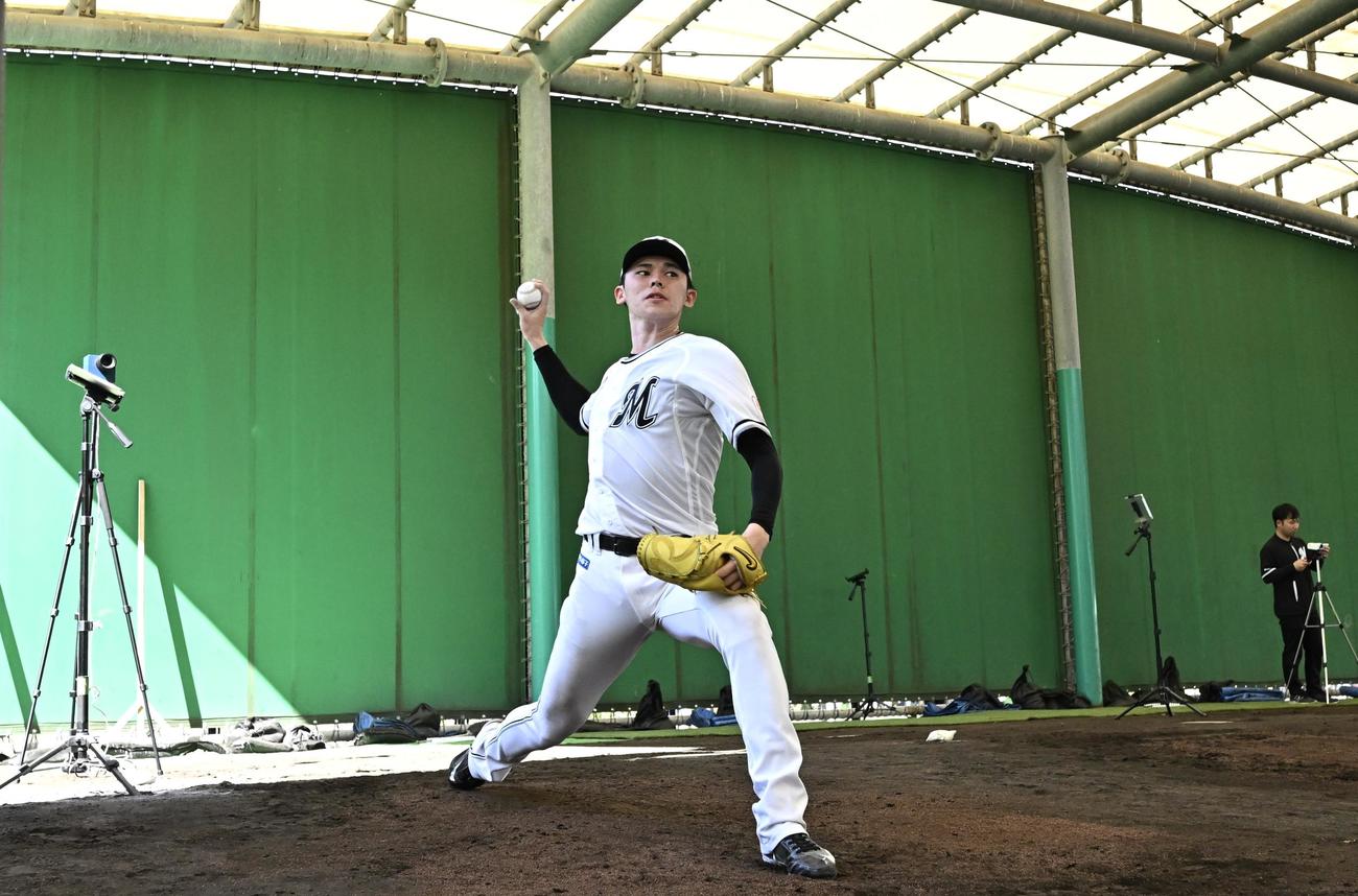 ブルペンで投球練習するロッテ佐々木（撮影・滝沢徹郎）