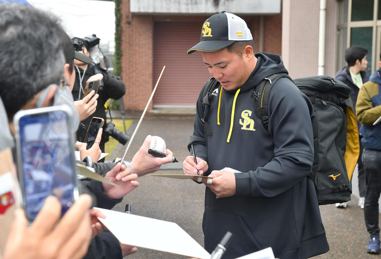 サイン会を行うソフトバンク山川（撮影・岩下翔太）
