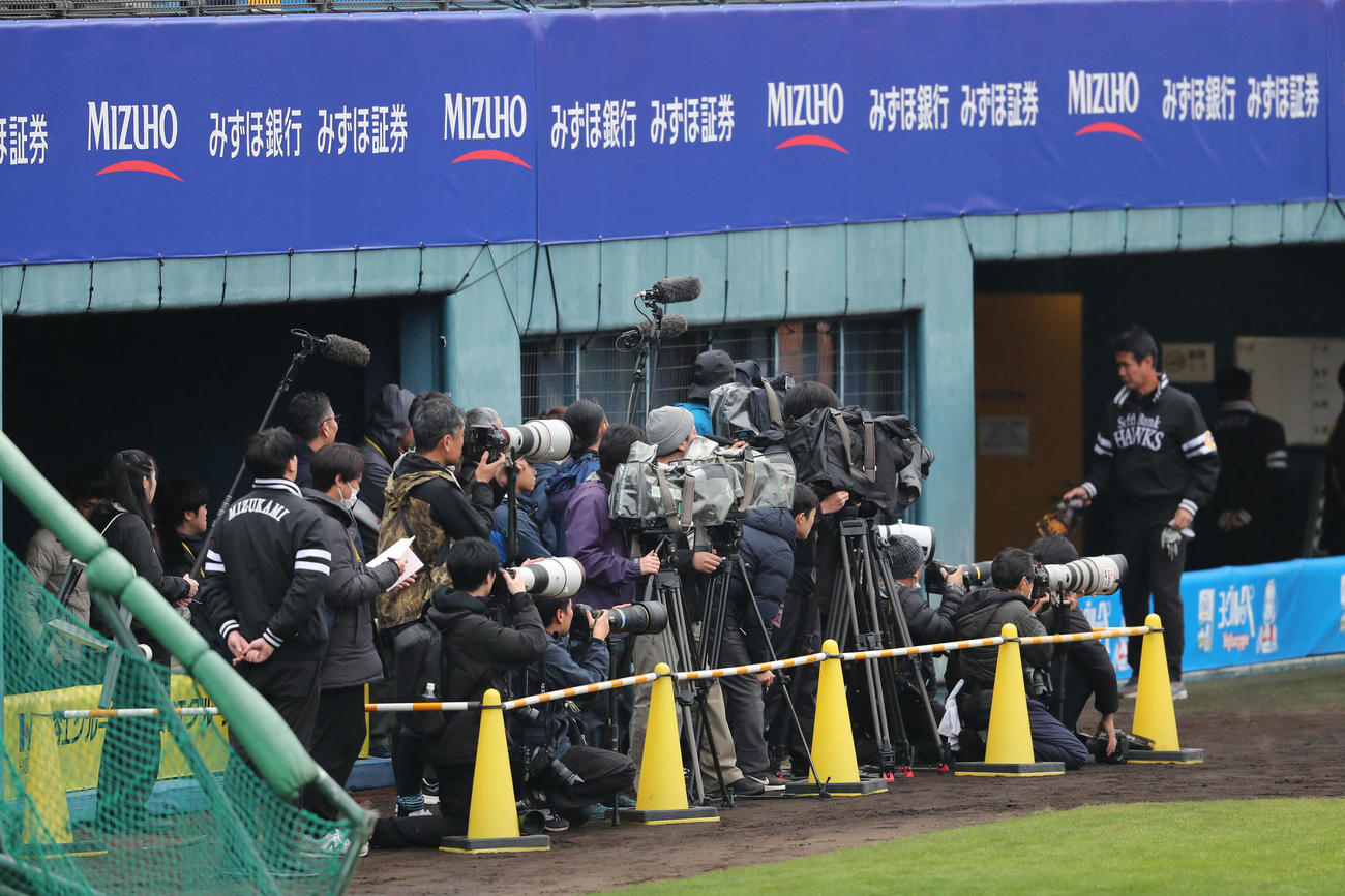 外でロングティーを行う山川、詰めかけた報道陣（撮影・梅根麻紀）