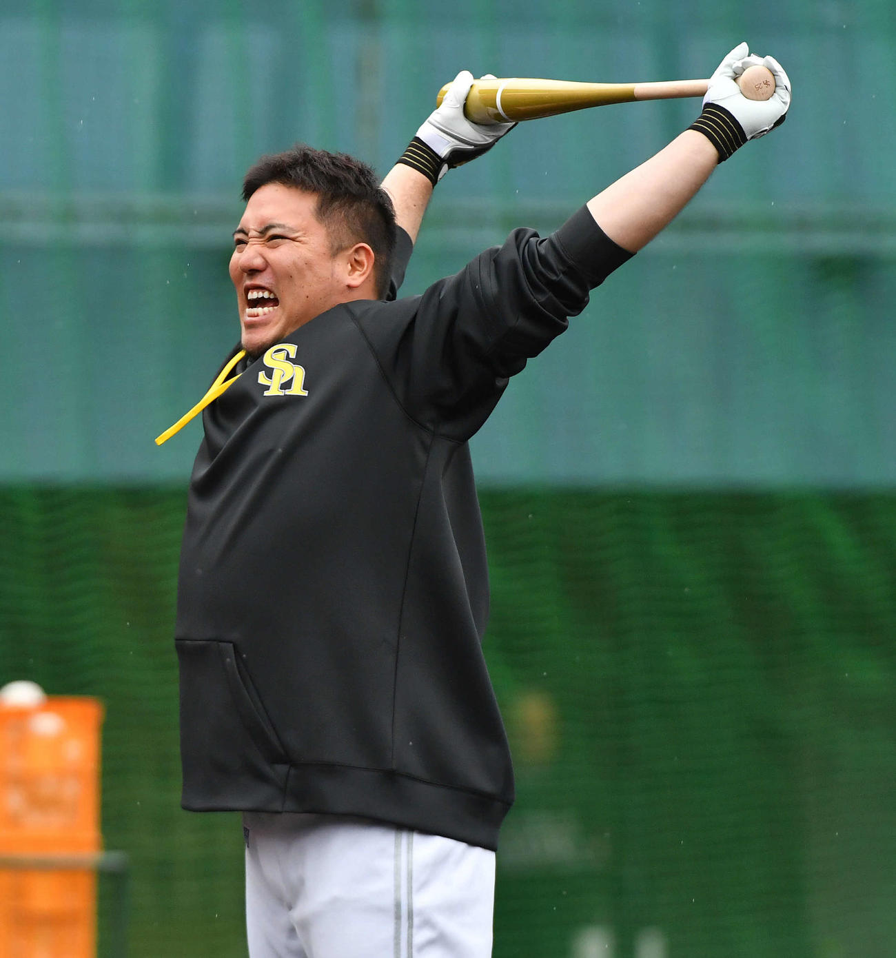ロングティーの前にストレッチをするソフトバンク山川（撮影・岩下翔太）