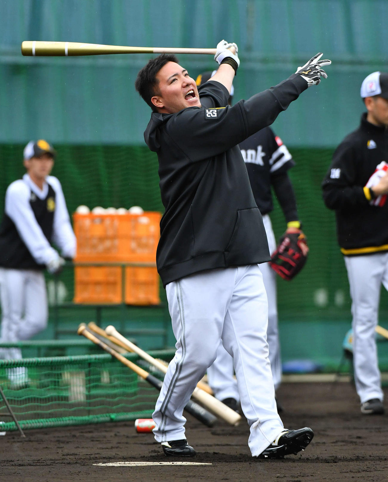 ロングティーを行うソフトバンク山川（撮影・岩下翔太）