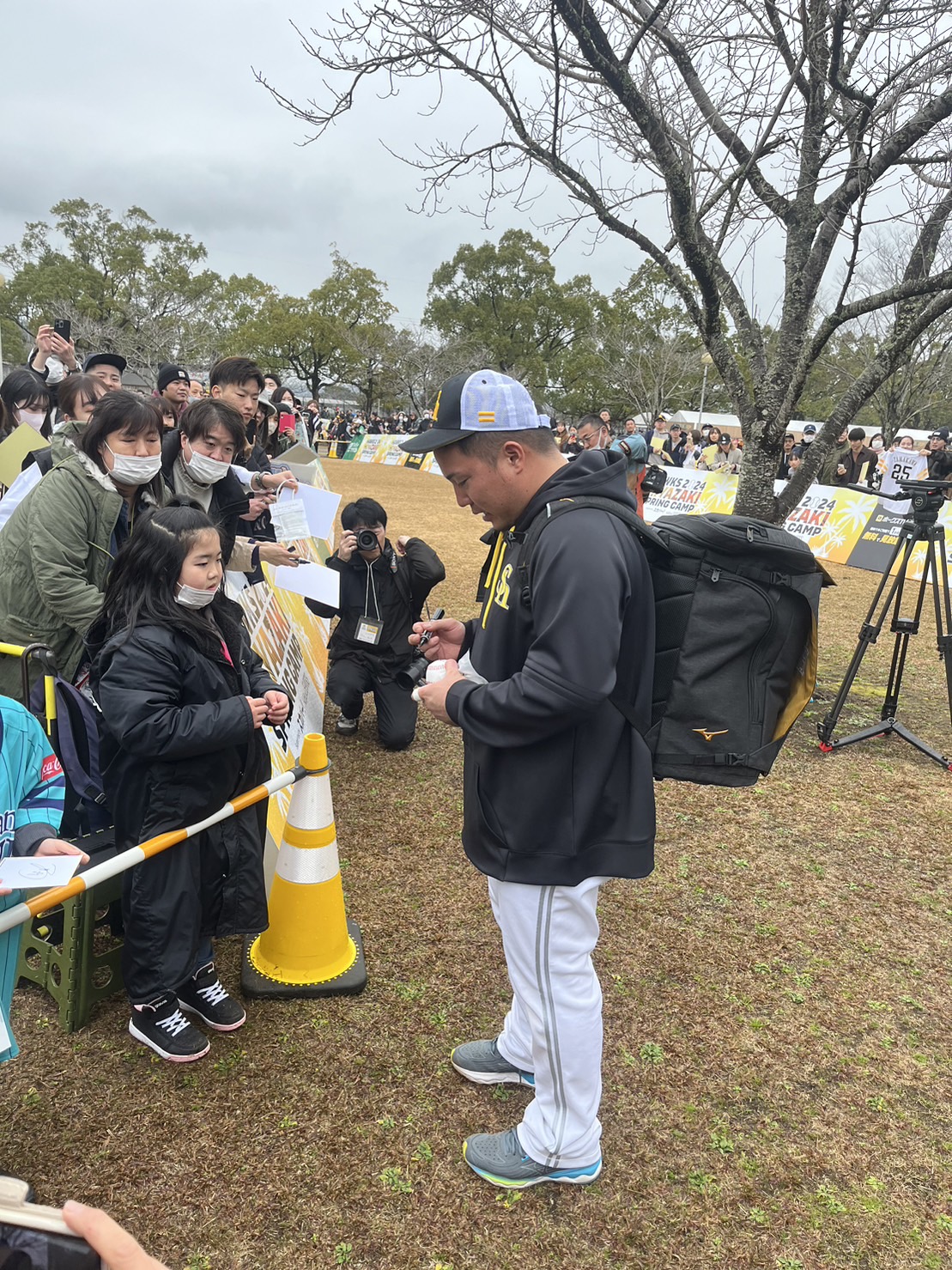 サインするソフトバンク山川（右）