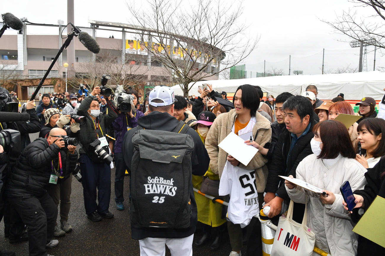 サイン会を行うソフトバンク山川（撮影・岩下翔太）