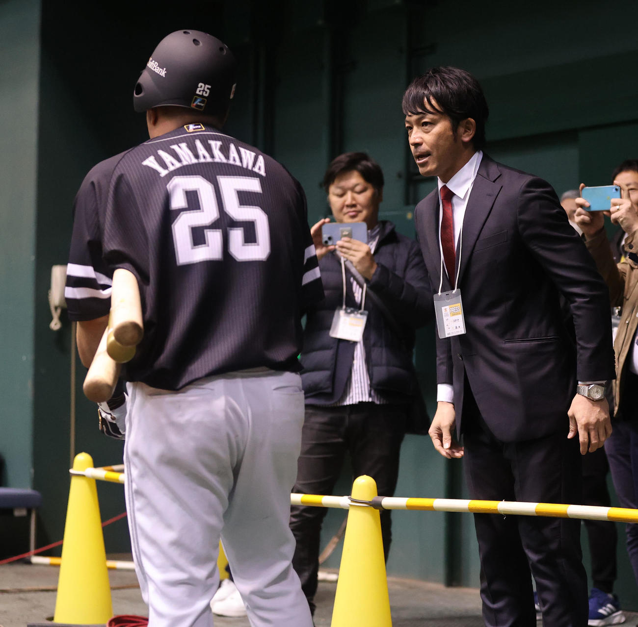 山川に声をかける松田氏（撮影・梅根麻紀）