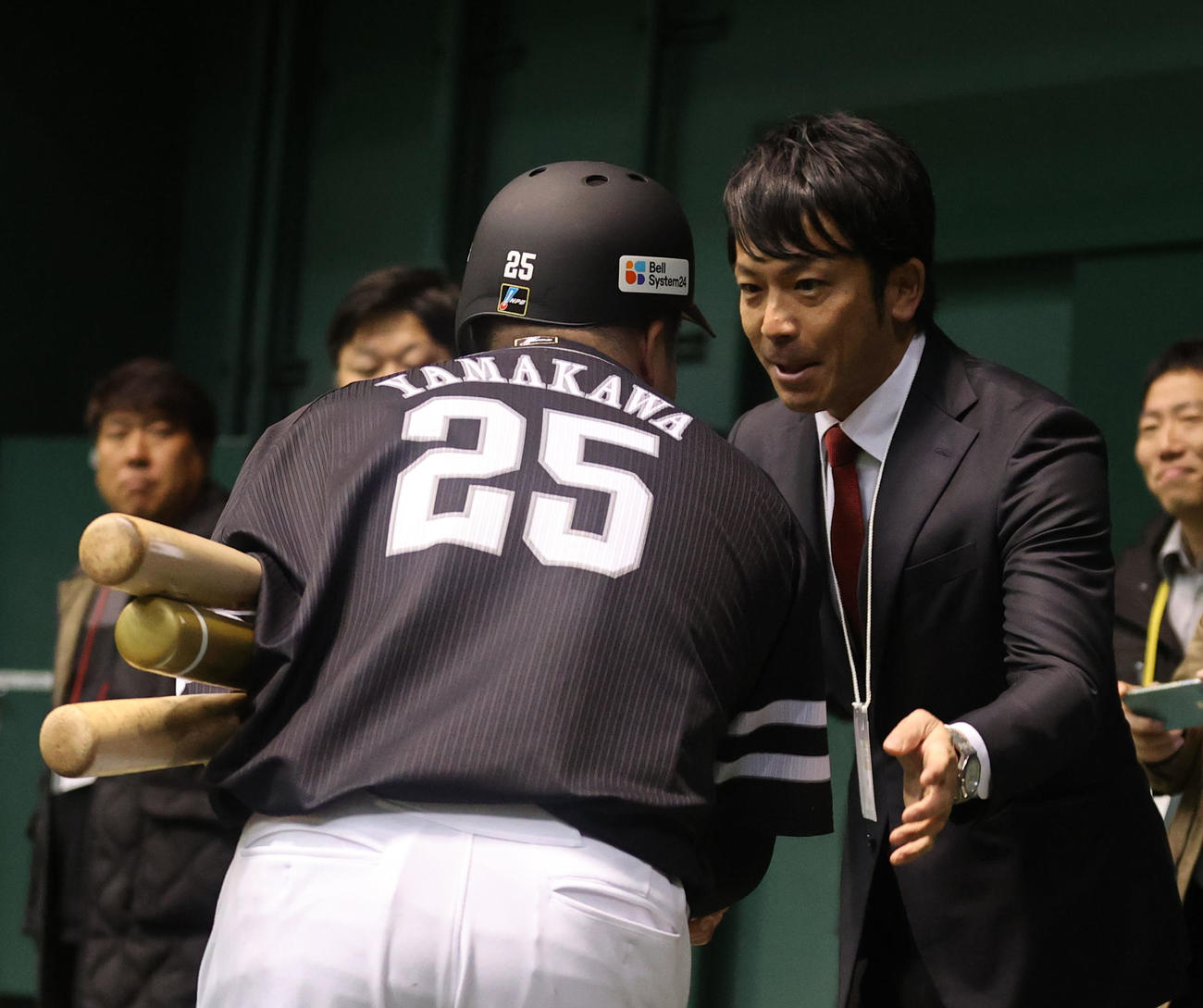 山川に声をかける松田氏（撮影・梅根麻紀）