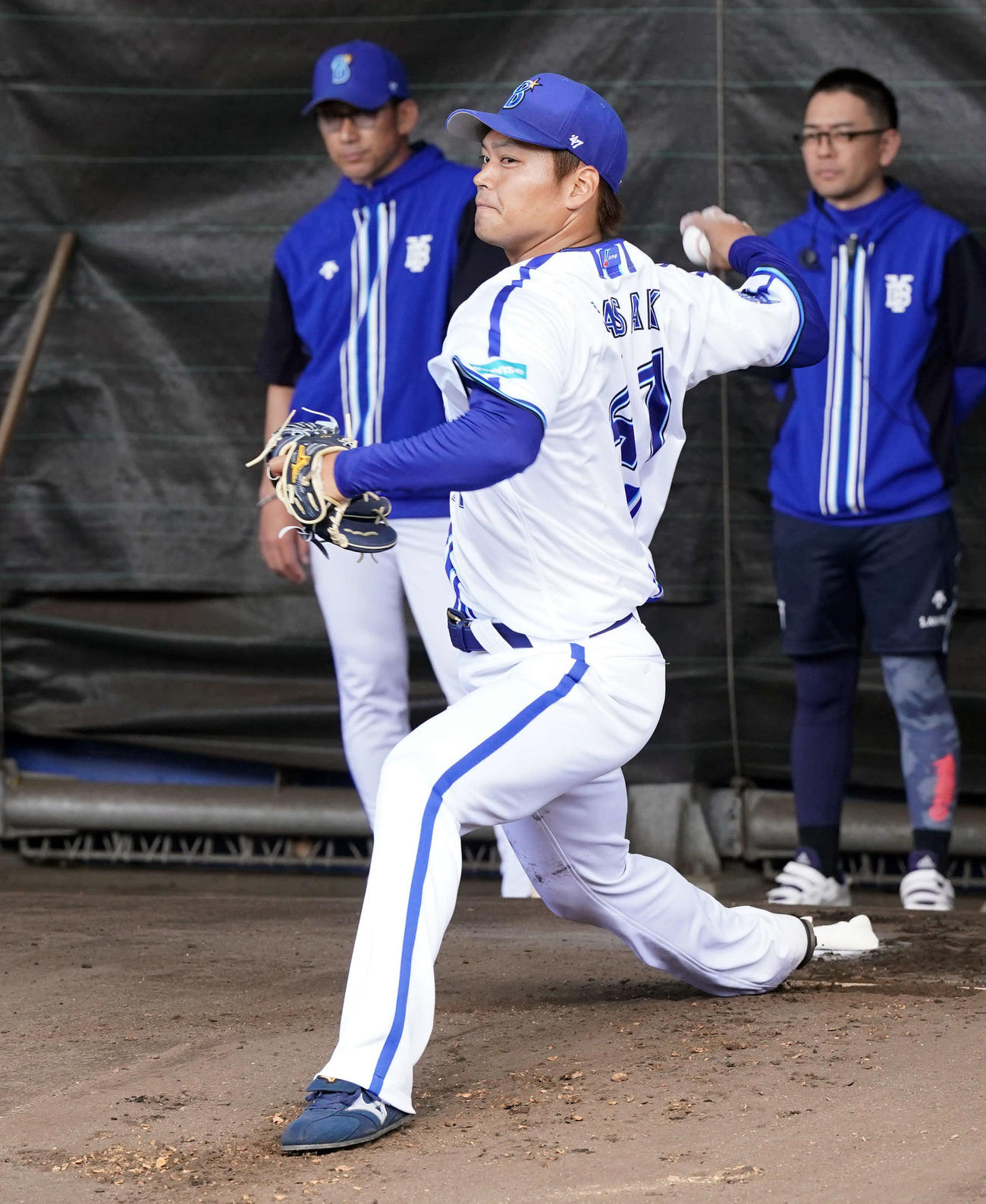 ブルペンで投球練習を行ったDeNA佐々木（撮影・たえ見朱実）