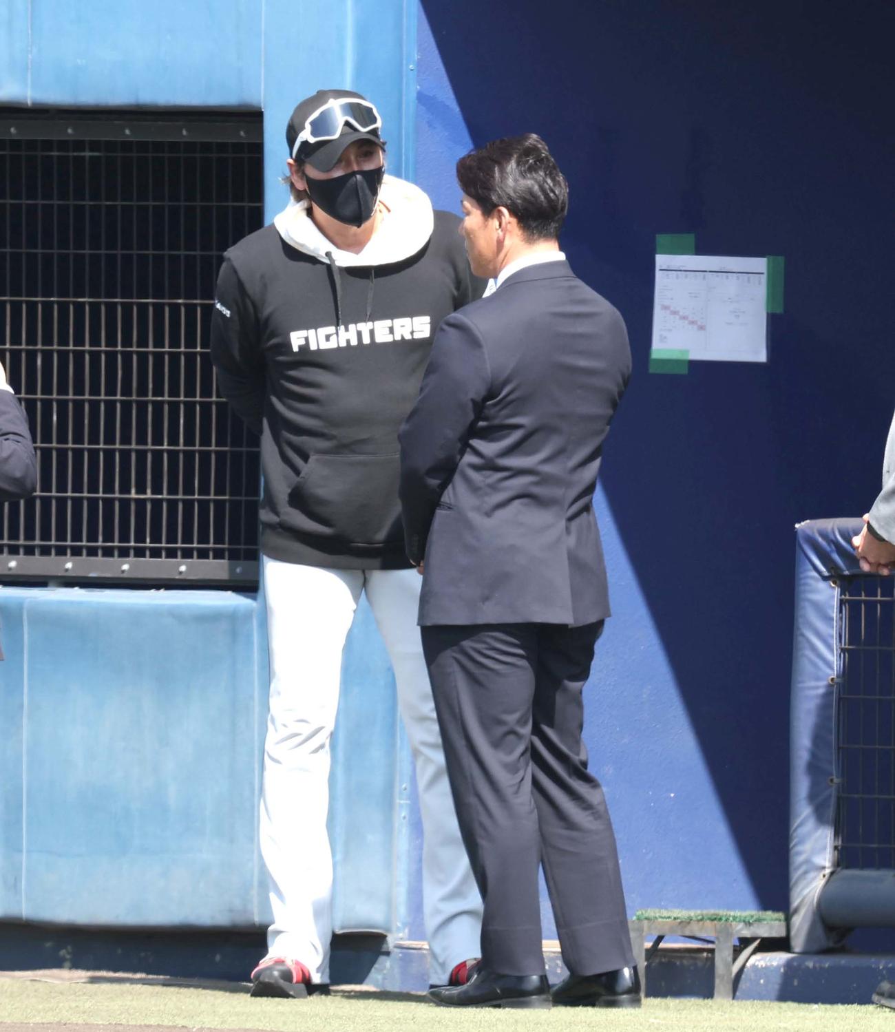 日本ハム新庄監督（左）と話す侍ジャパン井端監督（撮影・黒川智章）