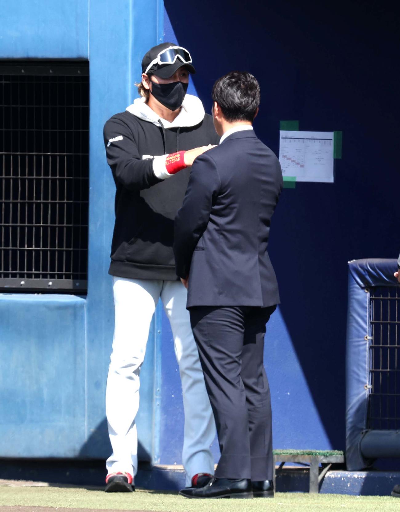 日本ハム新庄監督（左）と話す侍ジャパン井端監督（撮影・黒川智章）
