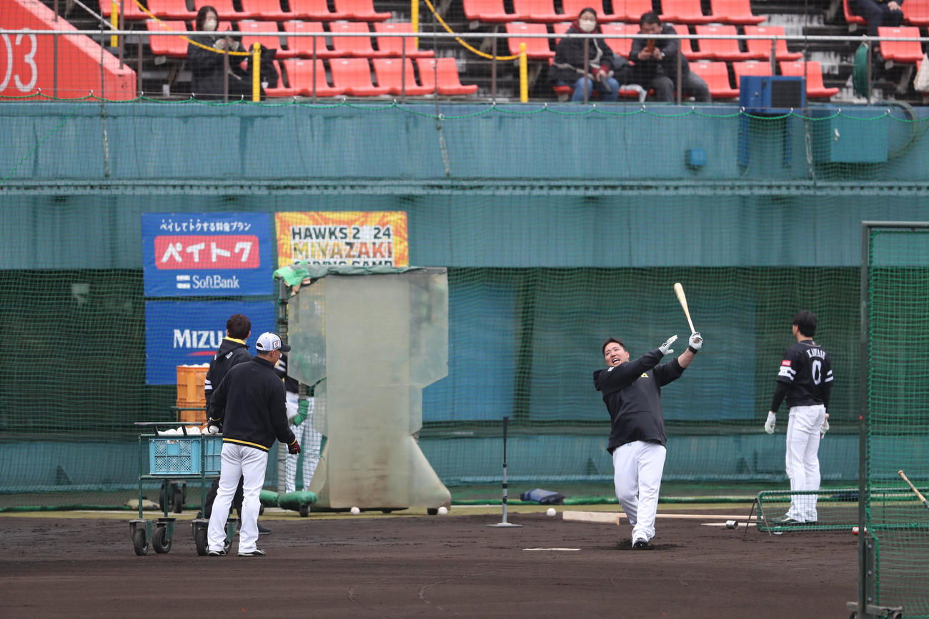 外でロングティーを行う山川（撮影・梅根麻紀）