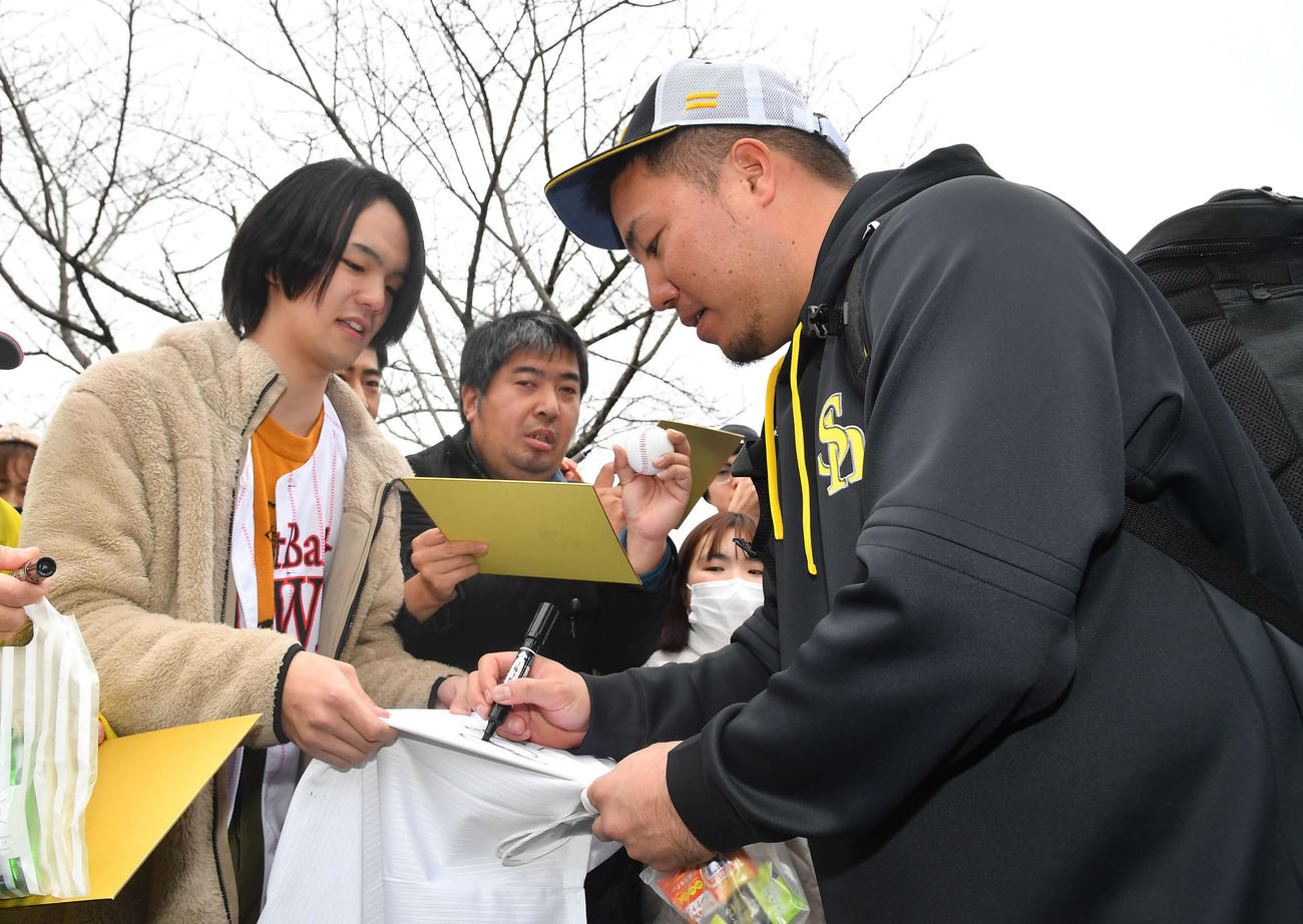 サイン会を行うソフトバンク山川（撮影・岩下翔太）