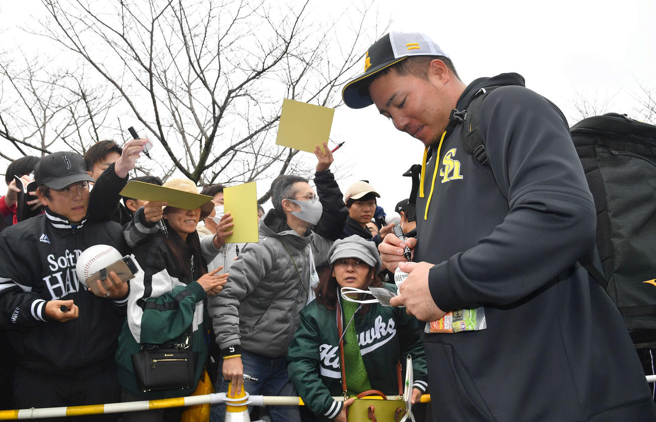 サイン会を行うソフトバンク山川（撮影・岩下翔太）