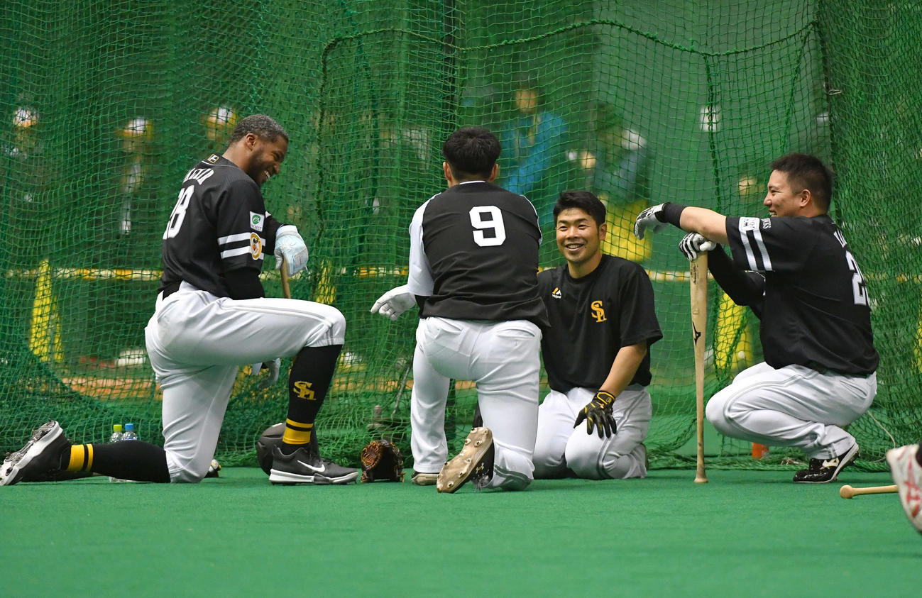 室内練習場で談笑する、左からソフトバンクのウォーカー、柳田、近藤、山川（撮影・岩下翔太）