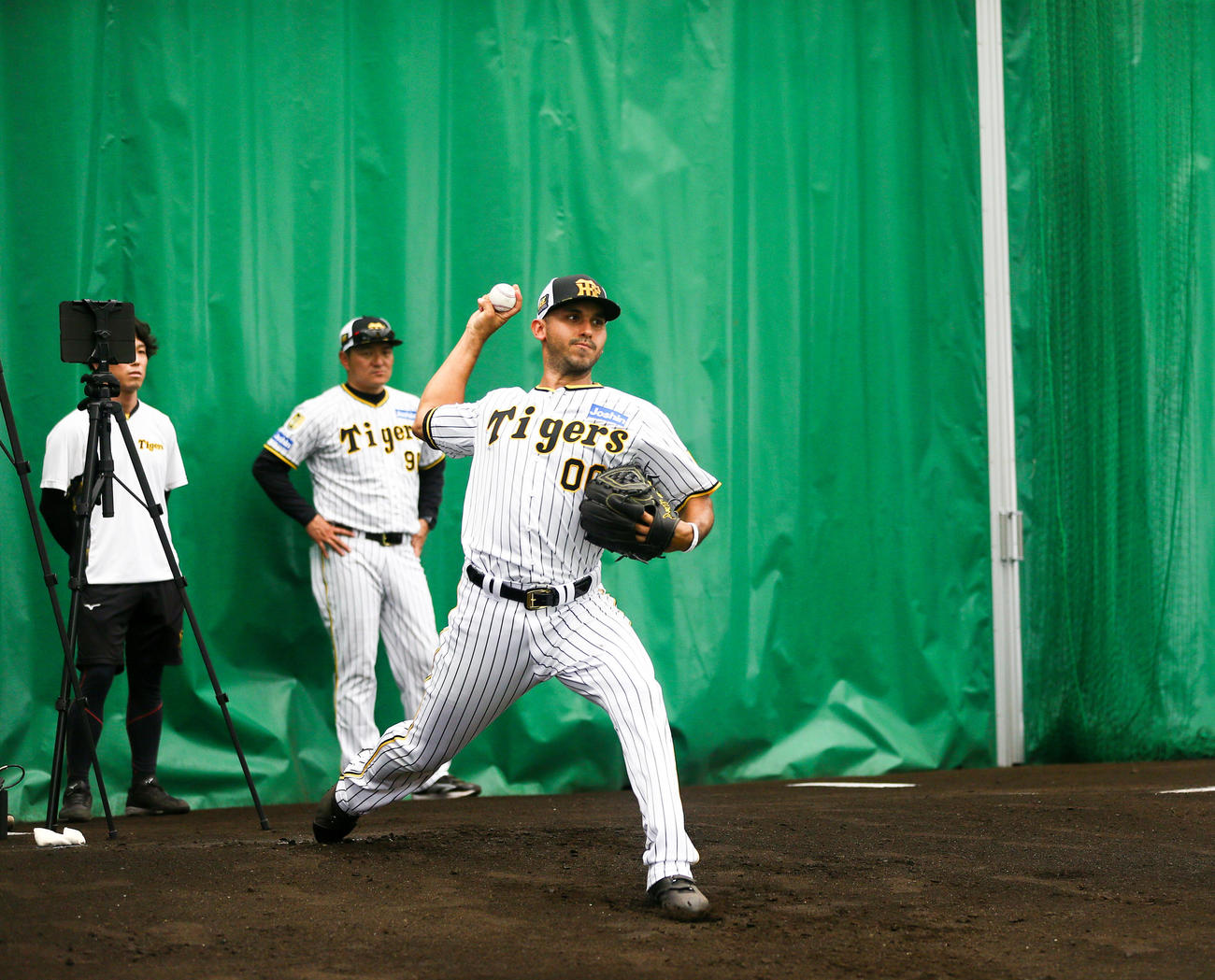 ブルペンで投球する阪神ゲラの連続写真（撮影・上山淳一）