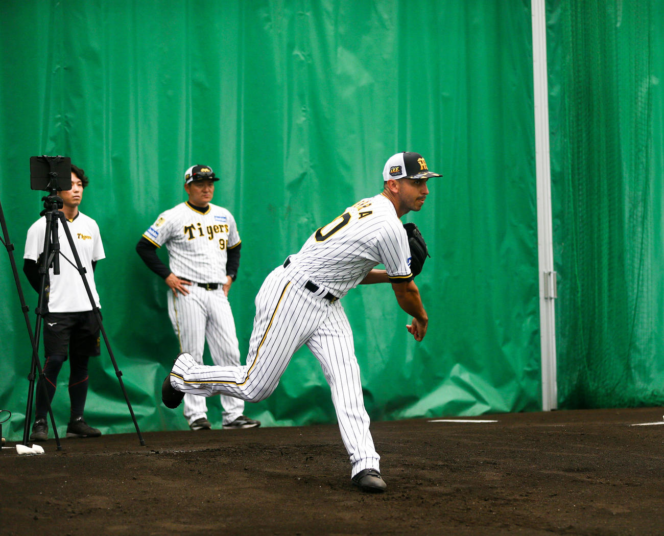 ブルペンで投球する阪神ゲラの連続写真（撮影・上山淳一）
