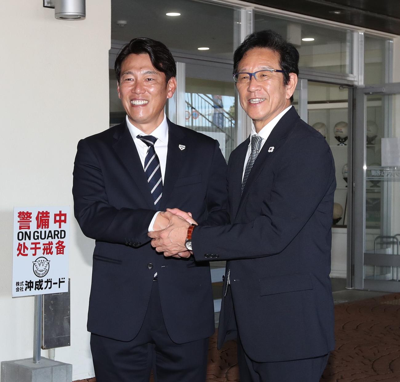 日本ハムのキャンプ地で前侍ジャパン監督の栗山日本ハムCBO（右）と握手する侍ジャパン井端監督（撮影・黒川智章）