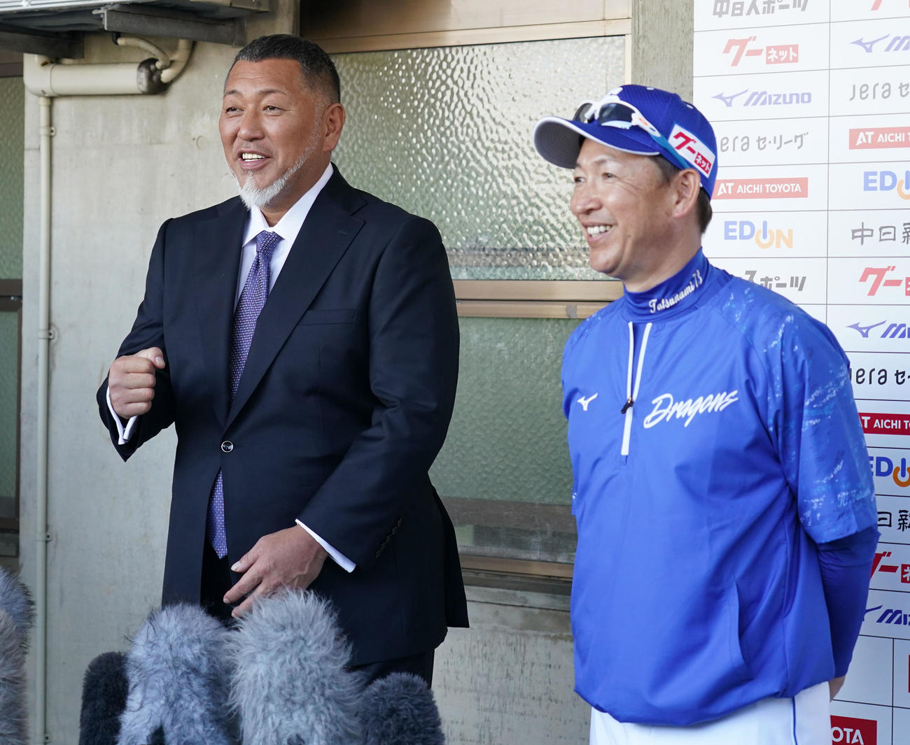 二人そろって取材に応じる（左から）清原和博氏と立浪監督（撮影・森本幸一）