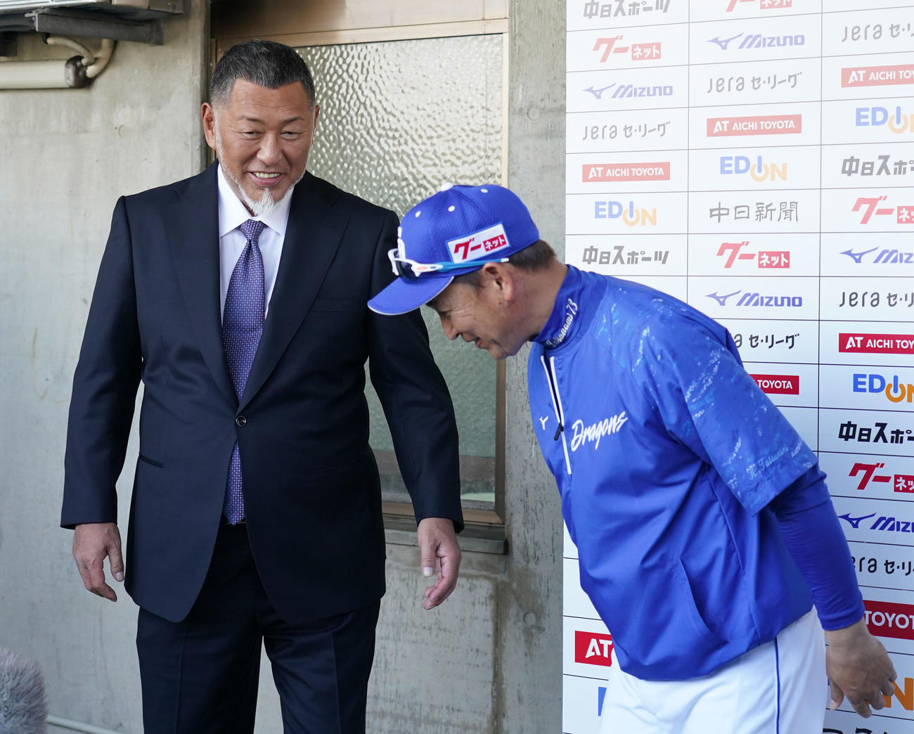 二人そろって取材に応じる（左から）清原和博氏と立浪監督（撮影・森本幸一）