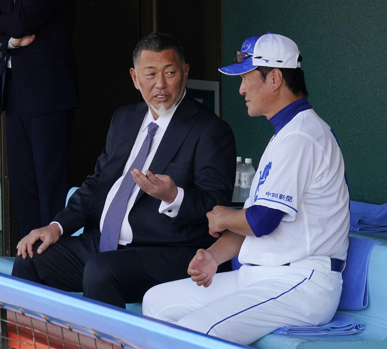 片岡ヘッドコーチと言葉を交わす清原和博氏（左）（撮影・森本幸一）