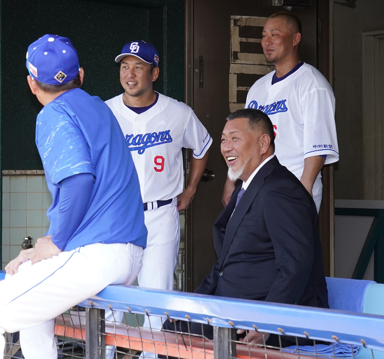 中日キャンプ地を訪れ立浪監督、中島、中田らと談笑する清原和博氏（左から3人目）（撮影・森本幸一）