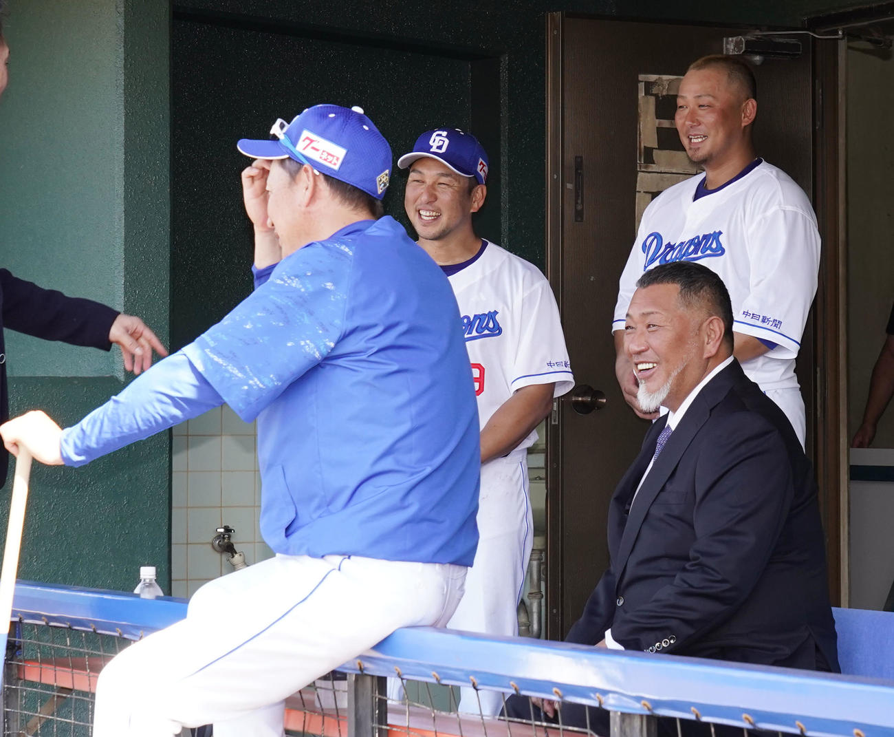 中日キャンプ地を訪れ立浪監督、中島、中田らと談笑する清原和博氏（左から3人目）（撮影・森本幸一）