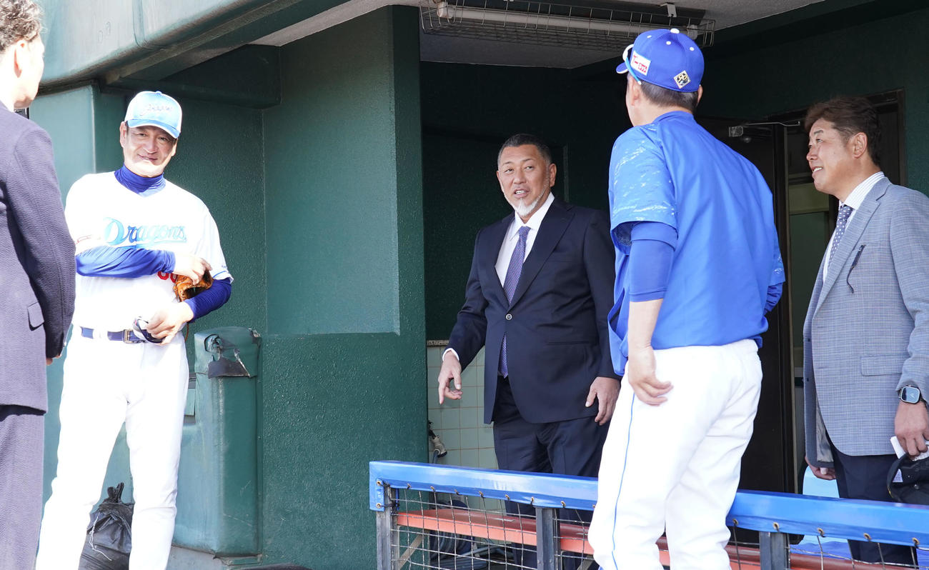 中日キャンプ地を訪れ片岡ヘッドコーチ、立浪監督、野村弘樹氏らと談笑する清原和博氏（左から3人目）（撮影・森本幸一）