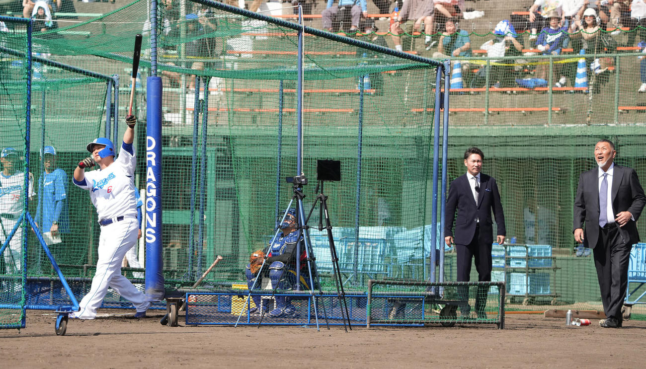 フリー打撃練習をする中田の打球を見つめる清原和博氏（右）（撮影・森本幸一）