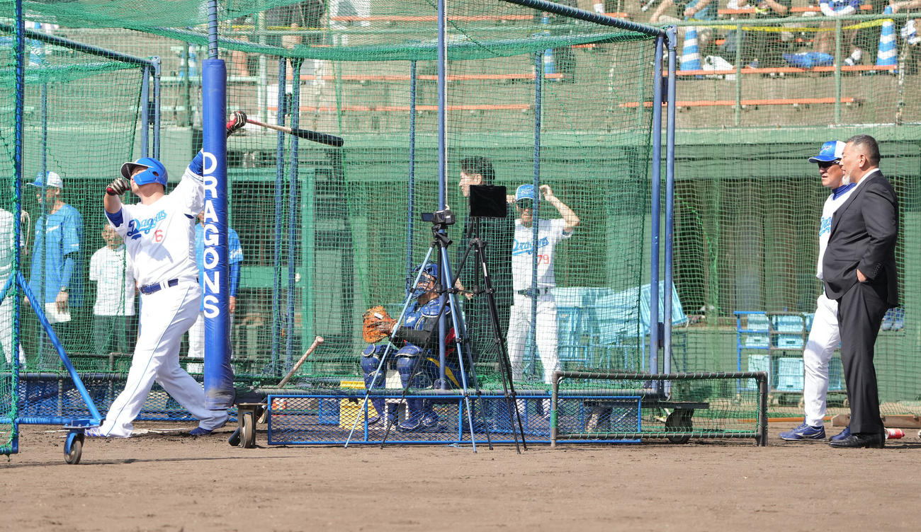 フリー打撃練習をする中田を見つめる清原和博氏（右）（撮影・森本幸一）