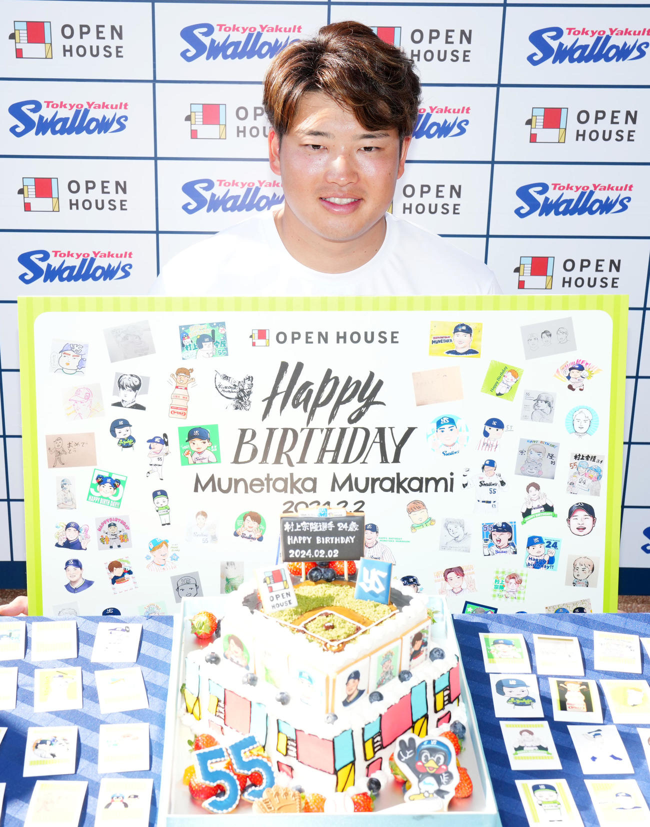 誕生日ケーキをもらい笑顔をみせるヤクルト村上（撮影・横山健太）