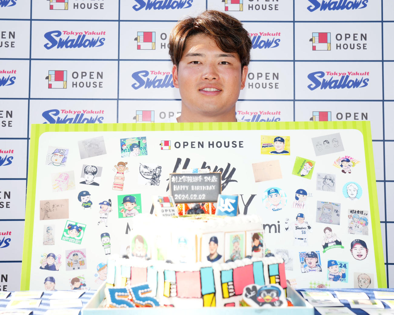 誕生日ケーキをもらい笑顔をみせるヤクルト村上（撮影・横山健太）