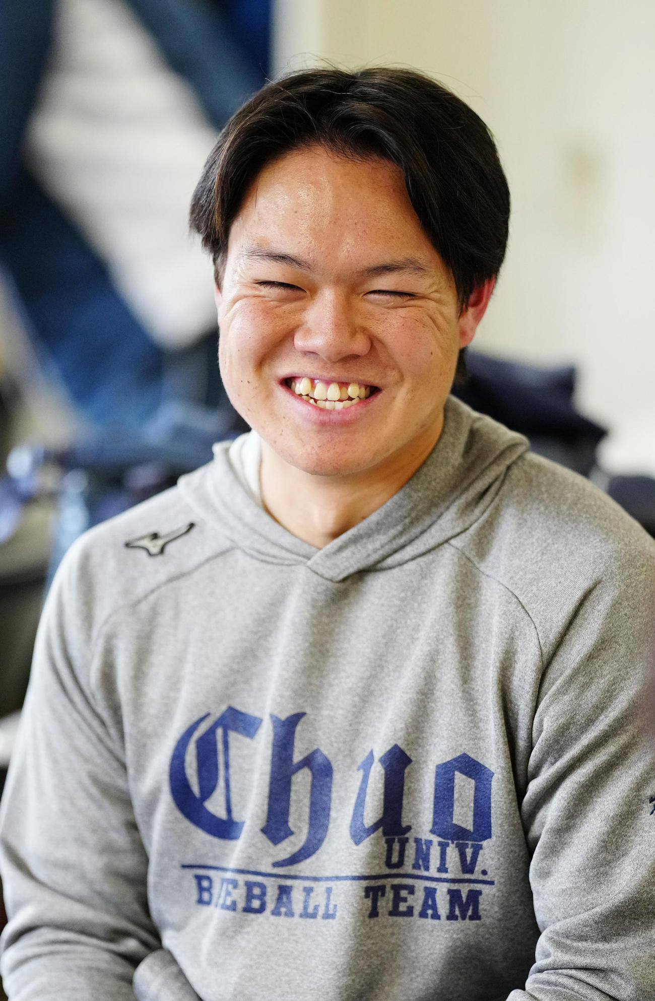 中大の練習に参加し取材に応じる浜松開誠館・新妻（撮影・江口和貴）