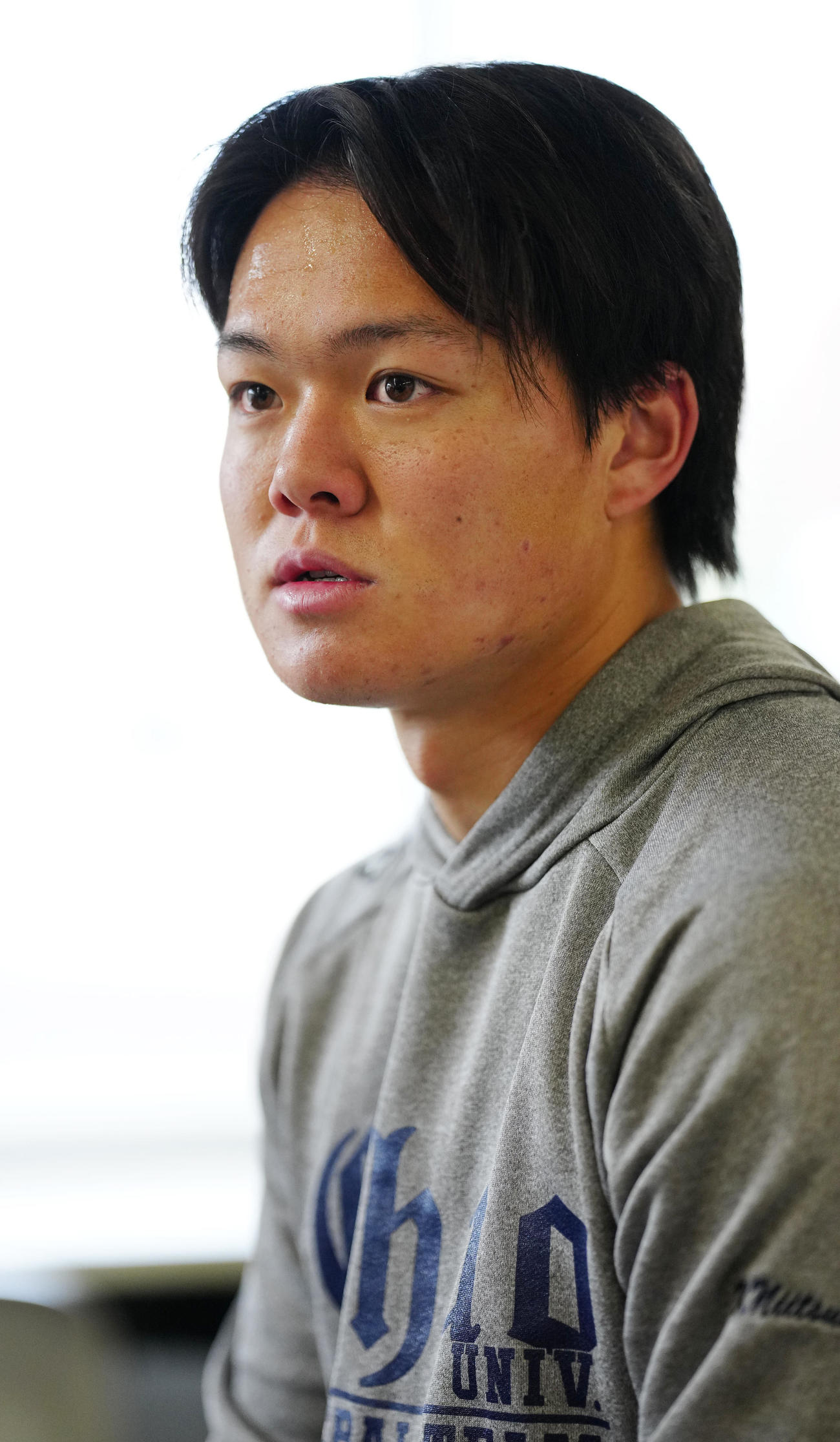 中大の練習に参加し取材に応じる浜松開誠館・新妻（撮影・江口和貴）