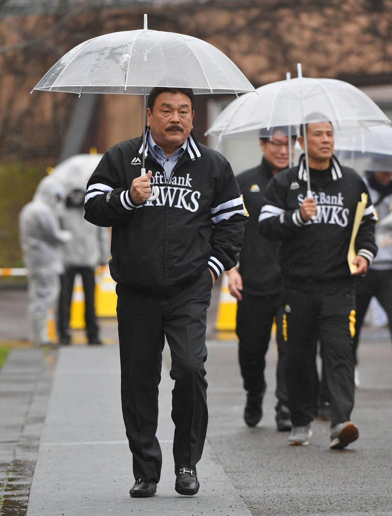ソフトバンクのキャンプ地に訪れた藤本特別アドバイザー（撮影・岩下翔太）