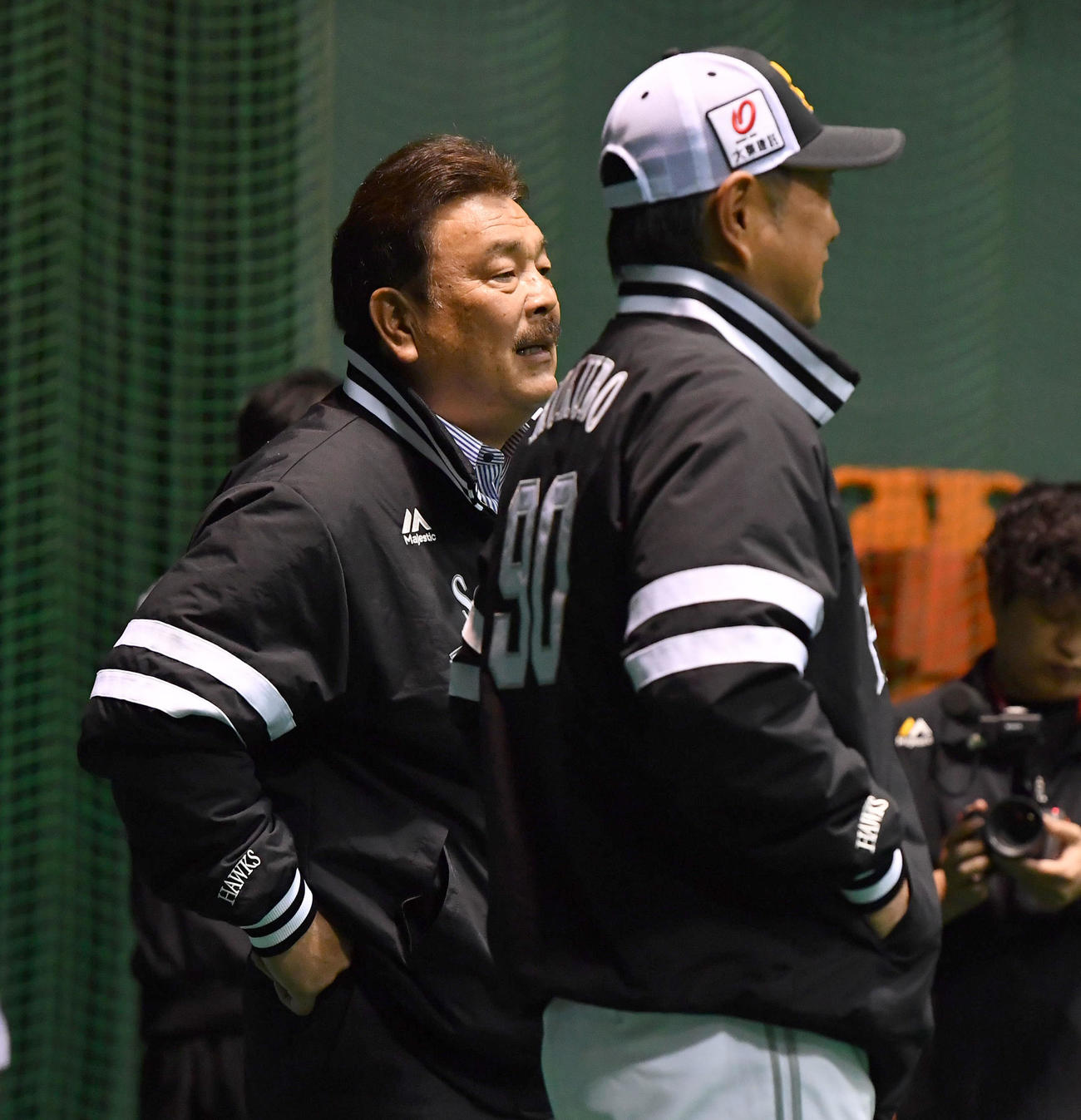 ソフトバンクのキャンプ地に訪れ、小久保監督（右）と話す藤本特別アドバイザー（撮影・岩下翔太）