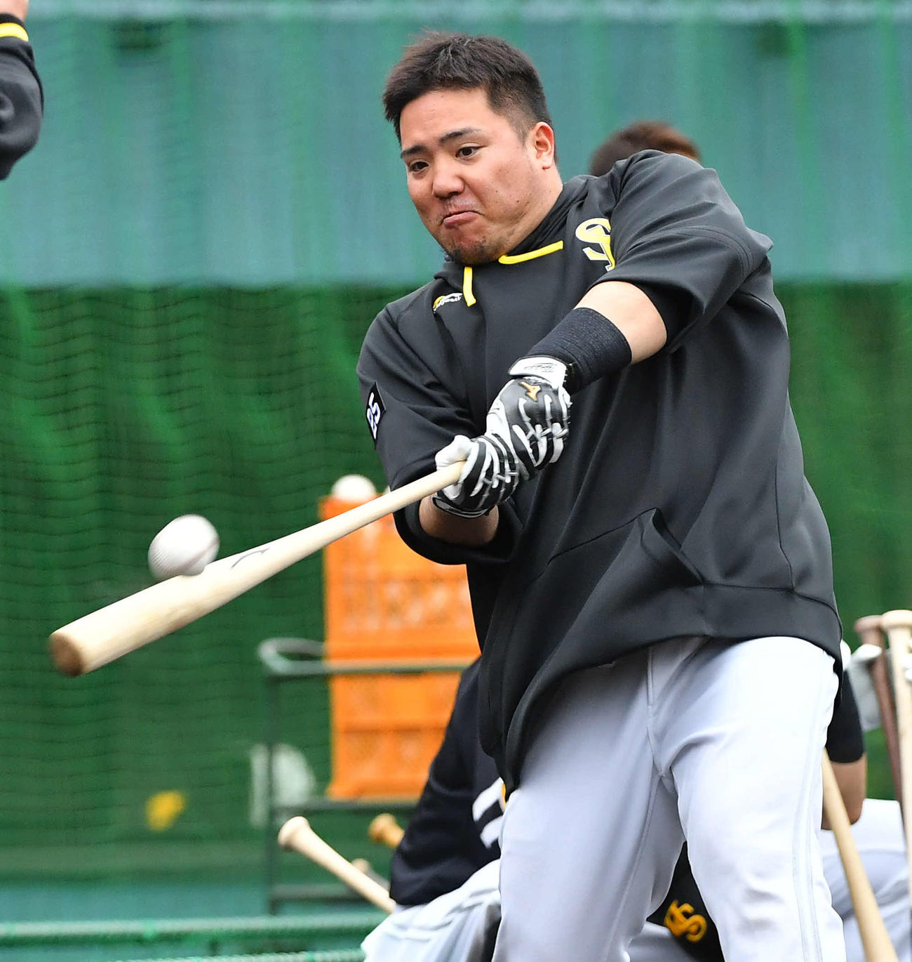 ロングティー打撃を行うソフトバンク山川（撮影・岩下翔太）