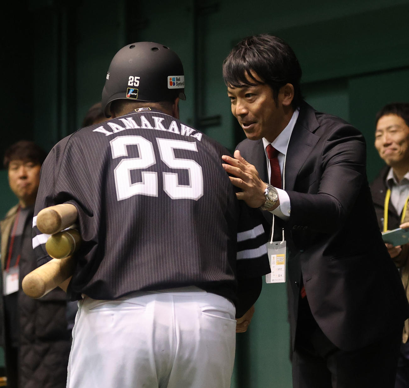 山川に声をかける松田氏（撮影・梅根麻紀）