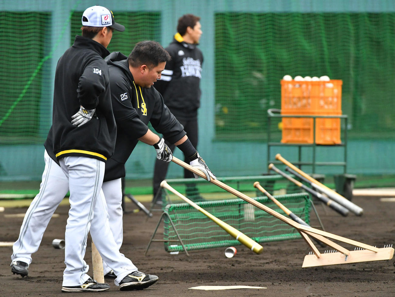 ロングティーを終えて整地をするソフトバンク山川（撮影・岩下翔太）