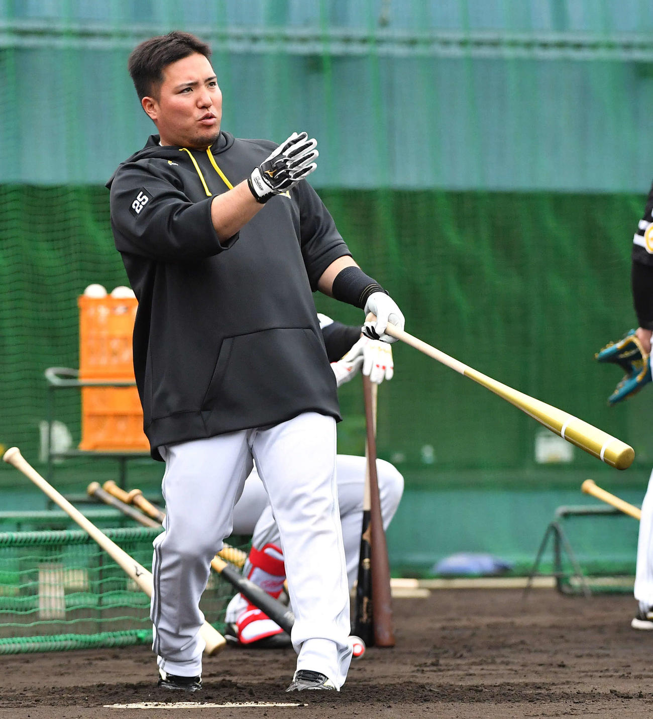 ロングティーで打球を見つめるソフトバンク山川（撮影・岩下翔太）
