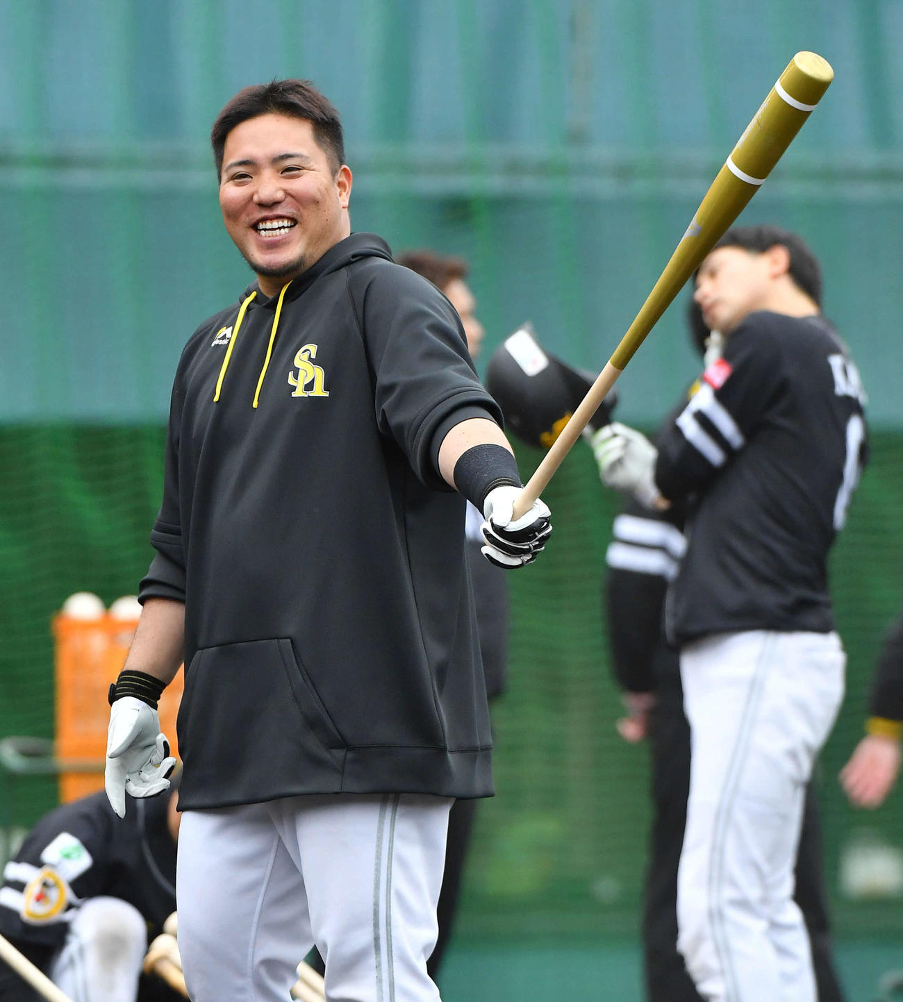 ロングティー中に笑顔を見せるソフトバンク山川（撮影・岩下翔太）