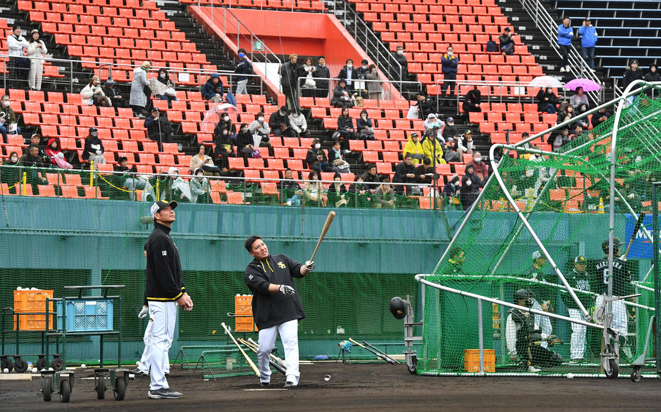 ロングティーを行うソフトバンク山川（撮影・岩下翔太）